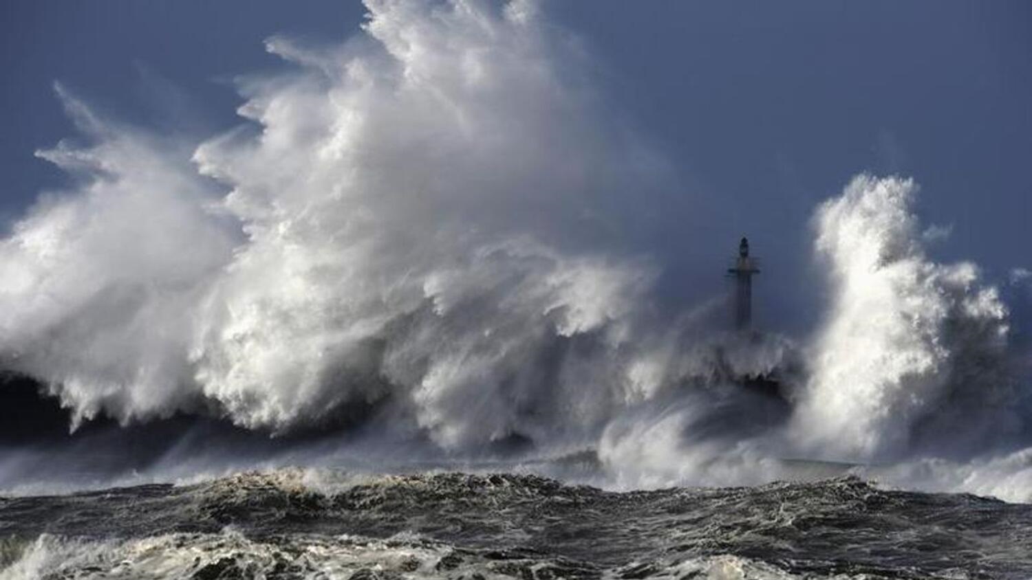 Τραγωδία στην Ινδονησία: Παρασύρθηκαν από κύματα ενώ έκαναν διαλογισμό