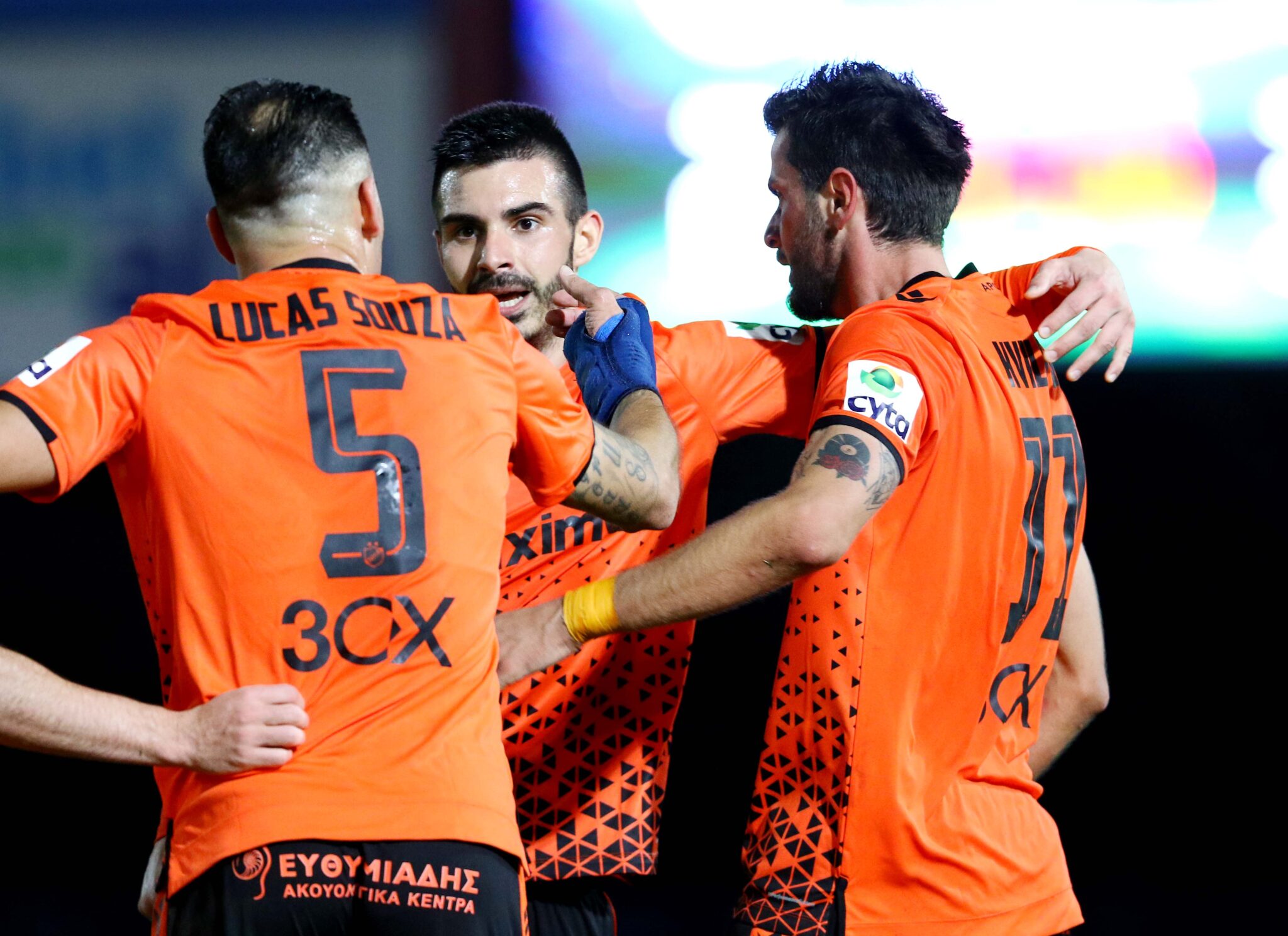 «Τούμπαρε» την ΑΕΛ και έφυγε για… εξάδα ο ΑΠΟΕΛ (ΦΩΤΟ & ΒΙΝΤΕΟ)