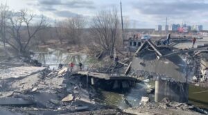 Ουκρανοί ανατίναξαν γέφυρα για να εμποδίσουν την προέλαση των Ρώσων (ΒΙΝΤΕΟ)