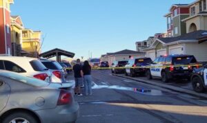 Βρέφος τεσσάρων μηνών βρέθηκε ζωντανό δίπλα σε πέντε νεκρούς