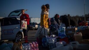 Τρέχουν να ξεφύγουν από τις μάχες: 368.000 οι πρόσφυγες από την Ουκρανία