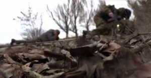 Η στιγμή που ο Ουκρανός ΥΠΕΣ έτρεχε να σωθεί από τους βομβαρδισμούς (ΒΙΝΤΕΟ)