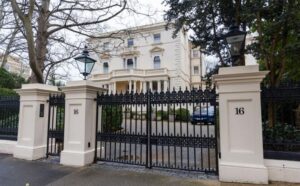 Εξετάζεται στέγαση Ουκρανών προσφύγων σε επαύλεις Ρώσων ολιγαρχών