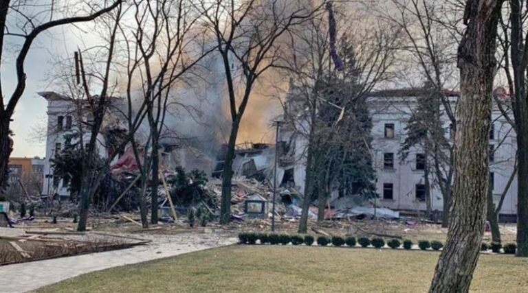 Ψάχνουν στα ερείπια του βομβαρδισμένου θεάτρου, άγνωστος ο αριθμός των θυμάτων