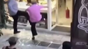 «Καθώς κλωτσούσα τα τζάμια, το κεφάλι του Ζακ ήρθε σε επαφή με το πόδι μου»