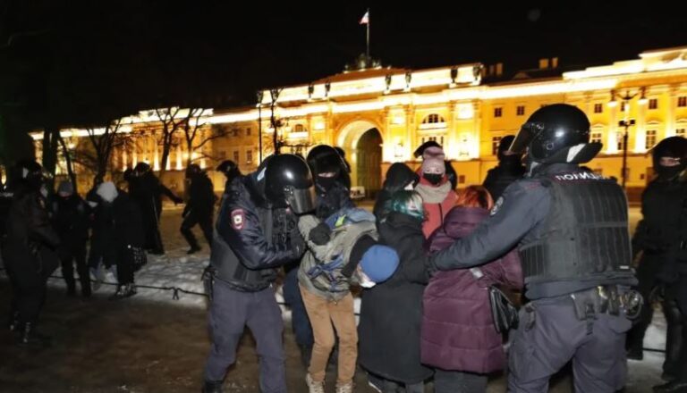 Ρωσία: 5,000 άτομα συνελήφθησαν σε ένα 24ωρο για συμμετοχή σε διαδηλώσεις