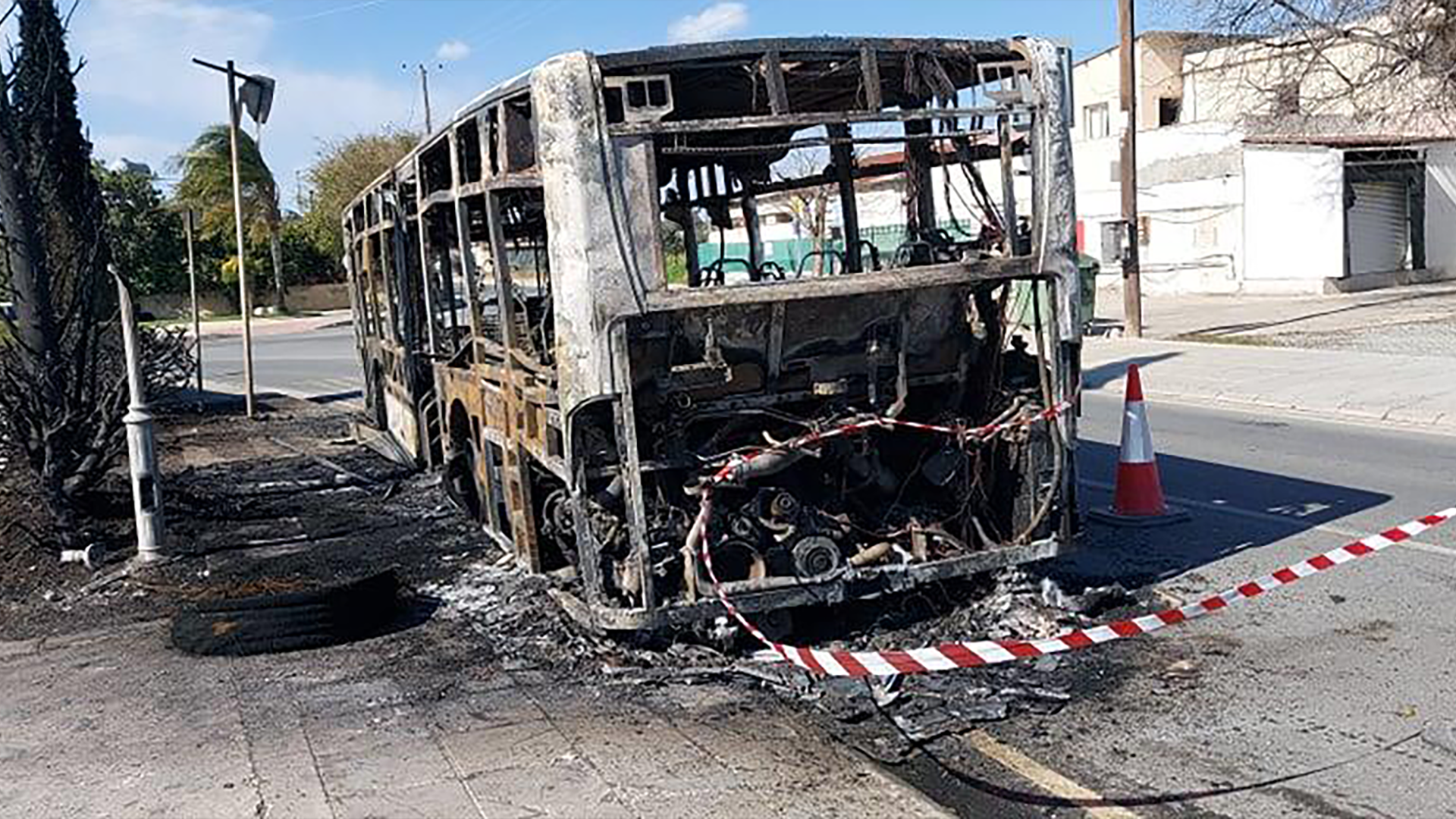 Η ψυχραιμία του οδηγού έσωσε τους μαθητές από το φλεγόμενο λεωφορείο (ΒΙΝΤΕΟ)