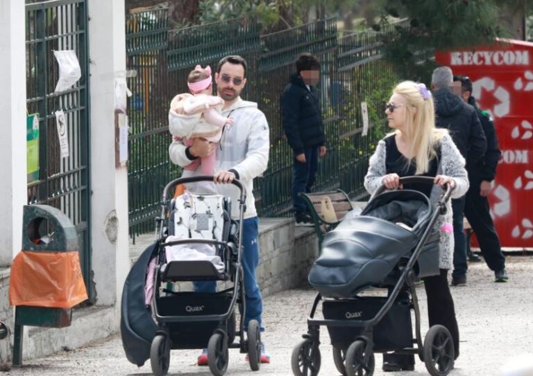 Σάκης Τανιμανίδης: Βόλτα με την μητέρα του και τις δίδυμες κόρες του