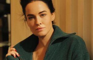 Εισβολή στην Ουκρανία: Top model καθαρίζει πατάτες για τον Ουκρανικό στρατό