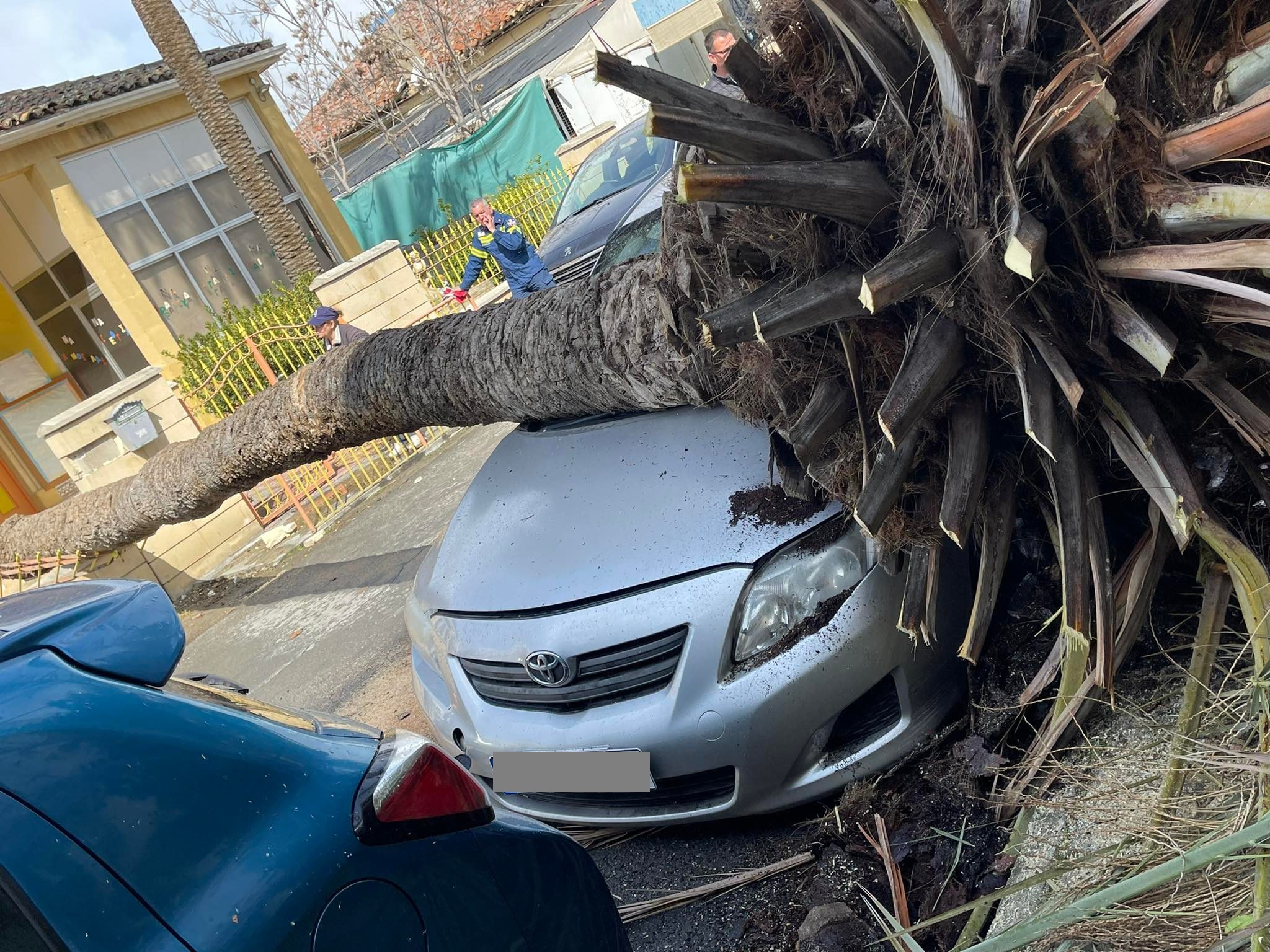 Έριξαν δέντρα σε οχήματα, "σήκωσαν" πινακίδες και θερμοσίφωνες τα ισχυρά μποφόρ
