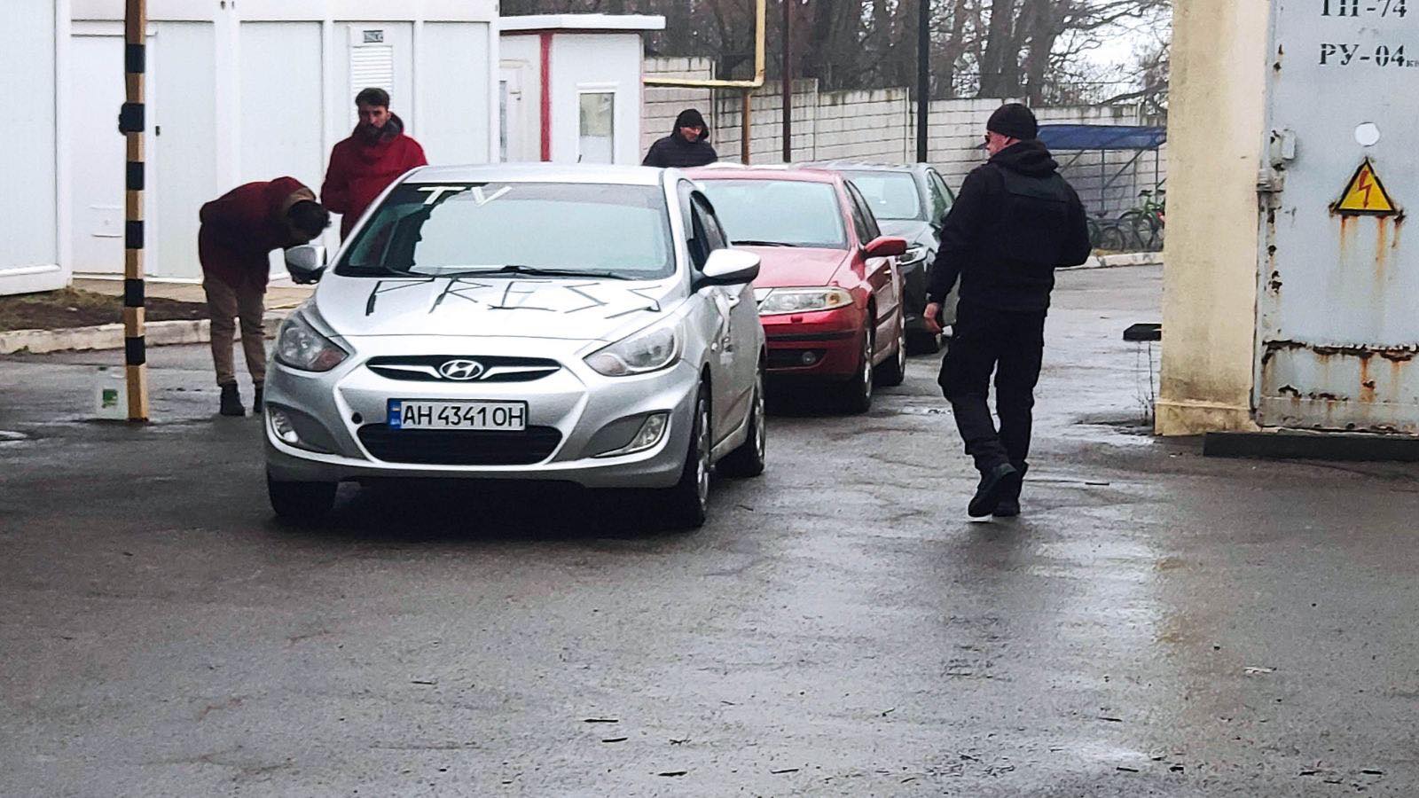 Εν μέσω σφοδρών βομβαρδισμών αναχωρεί από τη Μαριούπολη κονβόι Ελλήνων προσφύγων