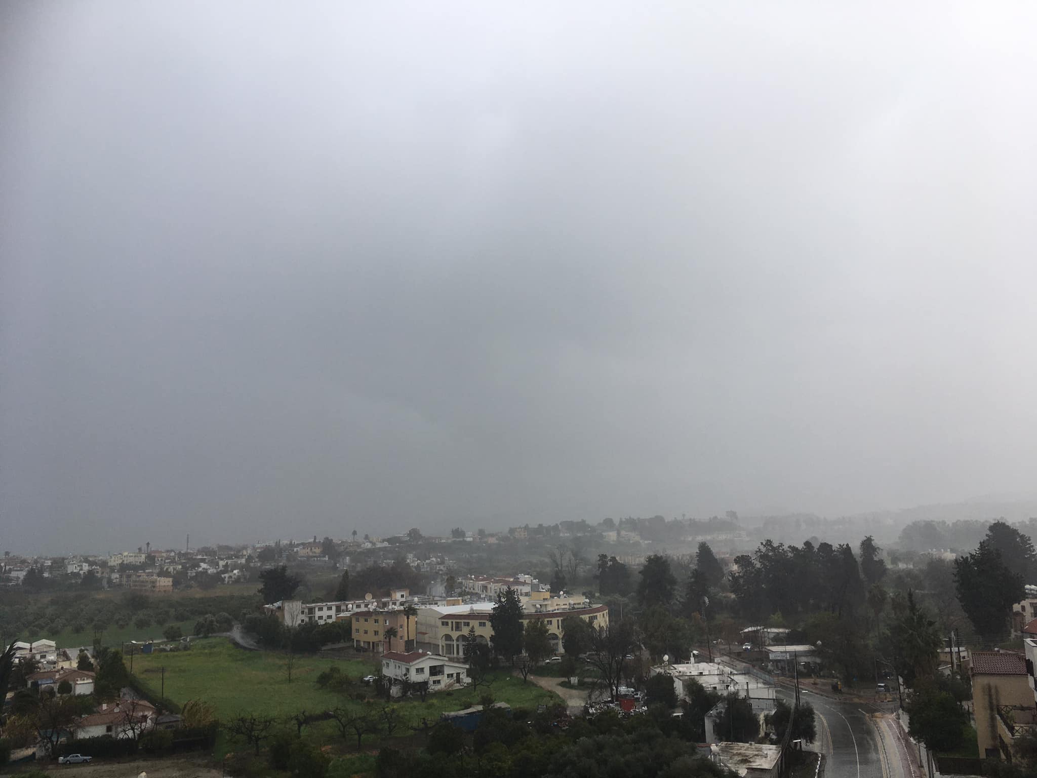 Χαλάζι, έντονη βροχόπτωση και ριπές ανέμων: Επικίνδυνοι και ολισθηροί δρόμοι