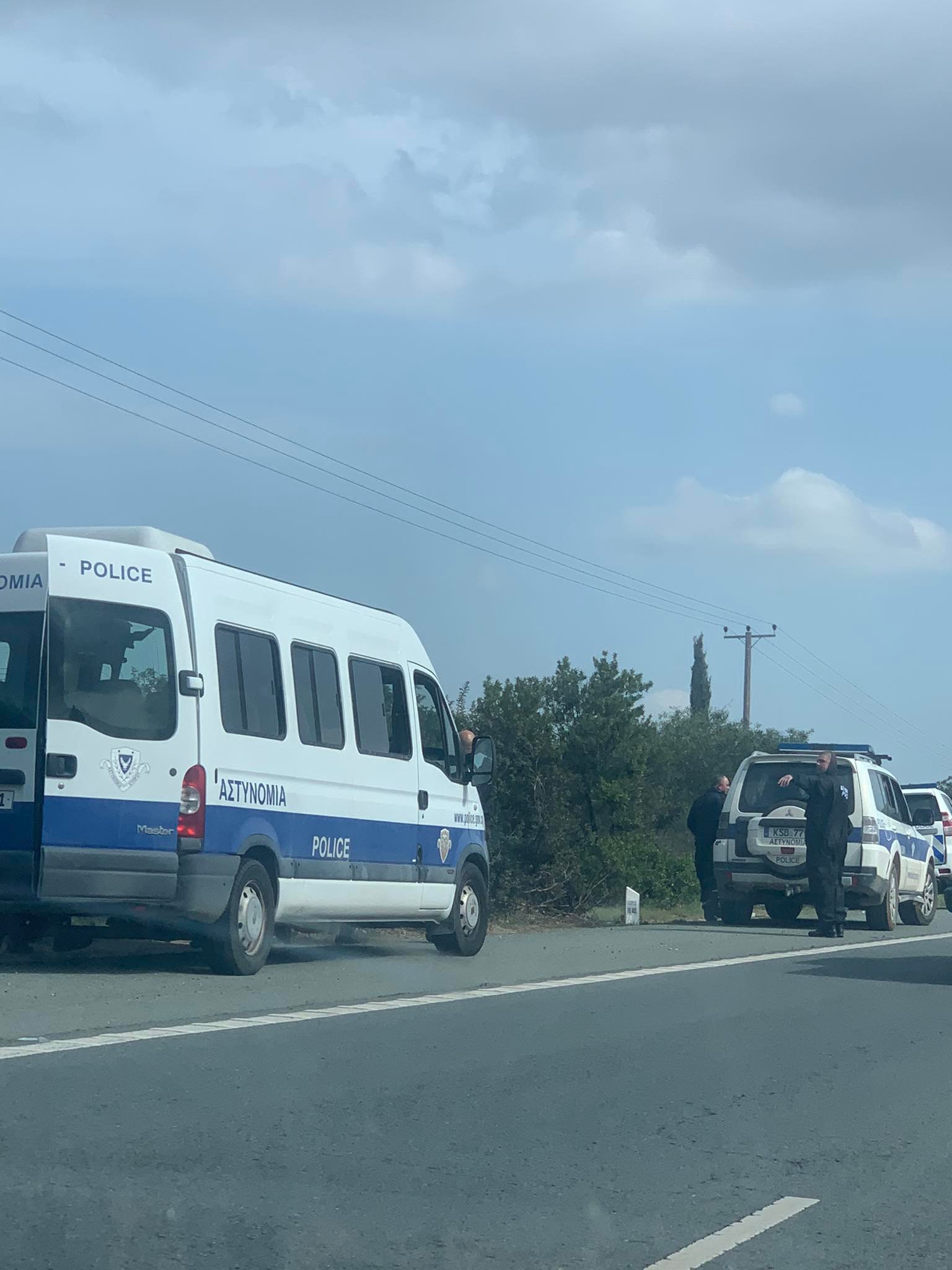 Μετανάστες "μπλόκαραν" τον αυτοκινητόδρομο στην Κοκκινοτριμιθιά (ΦΩΤΟ)