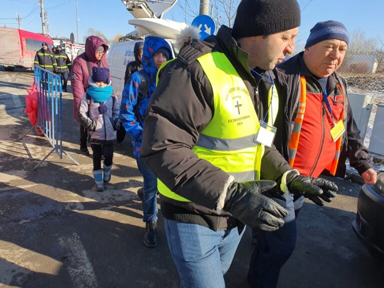 Διανύουν χιλιόμετρα στο δρόμο του ξεριζωμού για καταφύγιο μακριά από τον πόλεμο