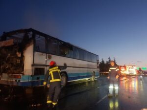 Συναγερμός στην Πυροσβεστική: Φωτιά σε εν κινήσει λεωφορείο που μετέφερε μαθητές