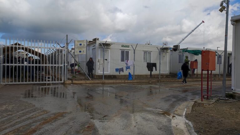 Εικόνες ντροπής στο "Πουρνάρα": Ένα μπάνιο για 300 παιδιά, ζεστό νερό για λίγους