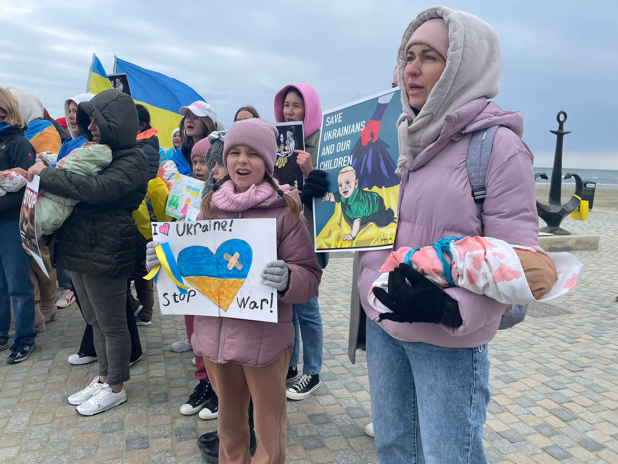 Κρατώντας ματωμένες κούκλες, ένωσαν τις φωνές τους κατά της εισβολής (ΒΙΝΤΕΟ)