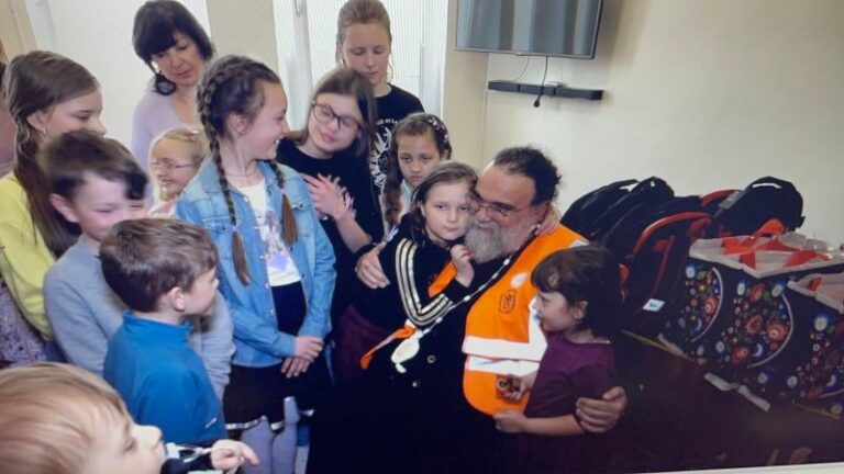 Δίπλα στα παιδιά που βιώνουν τον εφιάλτη του πολέμου ο Μητροπολίτης Ησαϊας