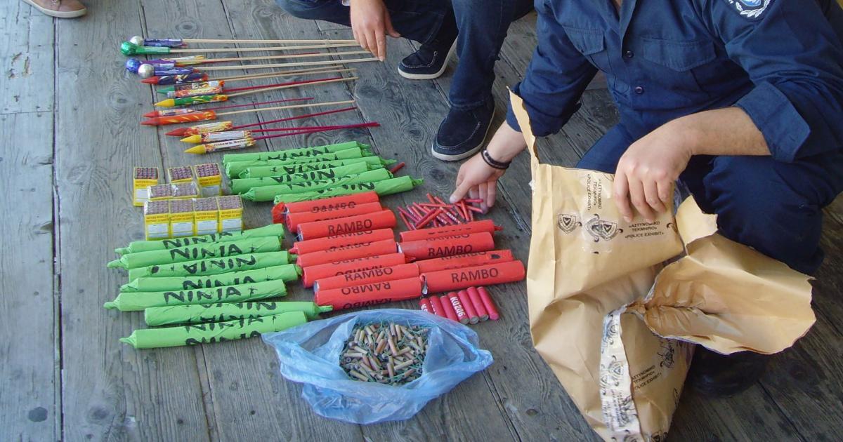 Έφοδος στο διαμέρισμα 37χρονου: Βρήκαν πυροτεχνήματα, καπνογόνα και πυρσούς