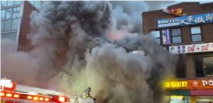 BINTEO: Στις φλόγες εμπορικό κέντρο στη Νέα Υόρκη