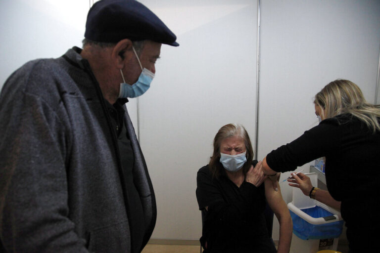 Τέταρτη δόση: Δεν επηρεάζει την ισχύ του Ευρωπαϊκού πιστοποιητικού εμβολιασμού