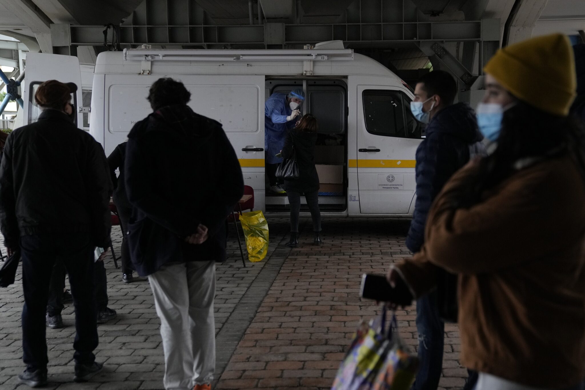 Πέραν των 15.000 νέων κρουσμάτων, ξεψύχησαν ακόμη 63 ασθενείς