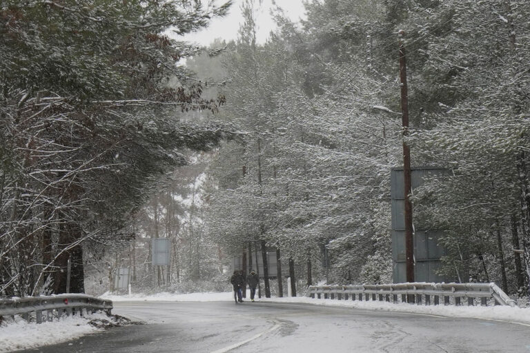 Λευκή "μαγεία" στα ορεινά: Με αντιολισθητικές η πρόσβαση στο Τρόοδος (ΒΙΝΤΕΟ)