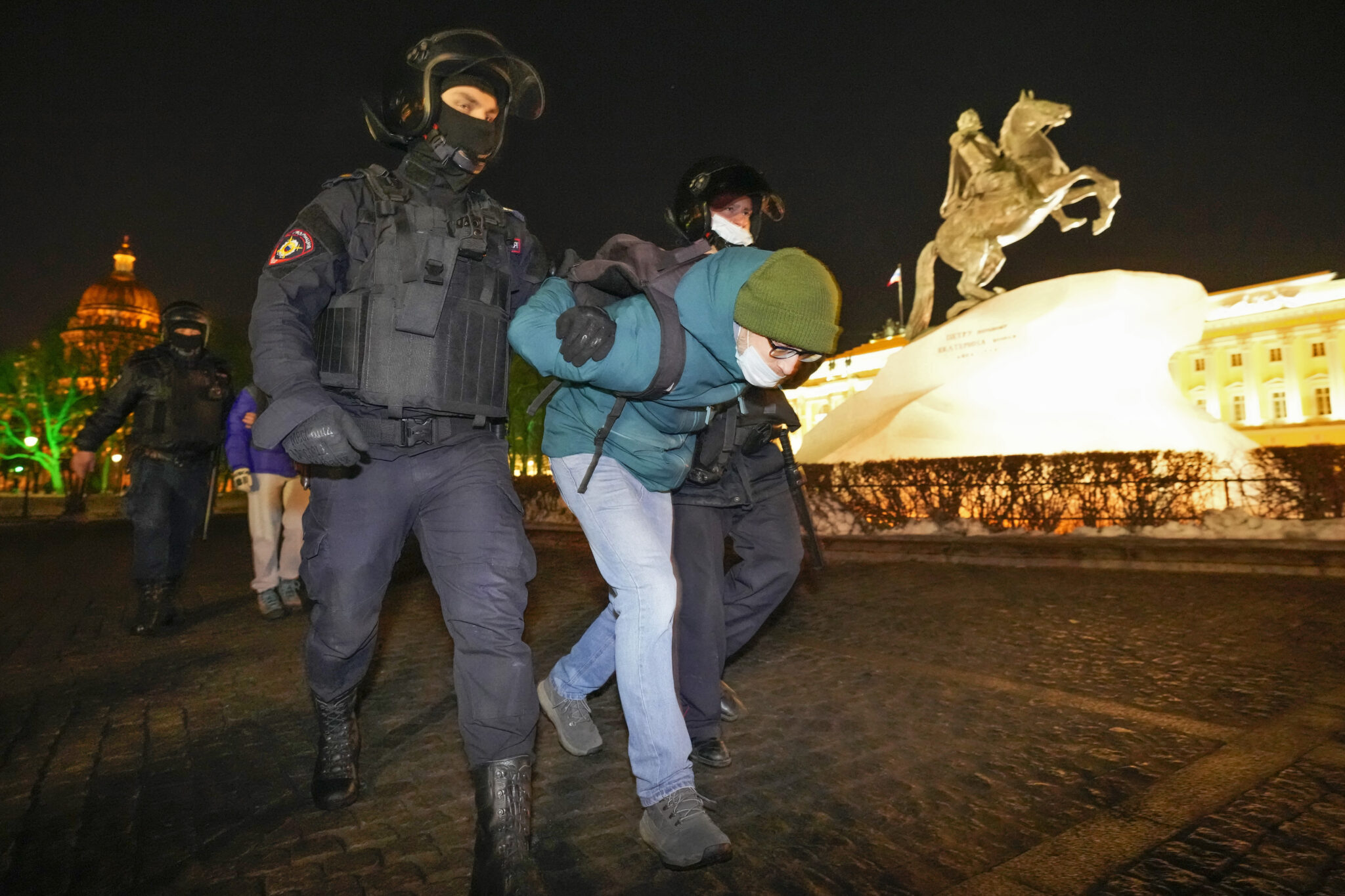 Πάνω από 400 συλλήψεις στη Ρωσία σε αντιπολεμικές διαδηλώσεις (ΒΙΝΤΕΟ)