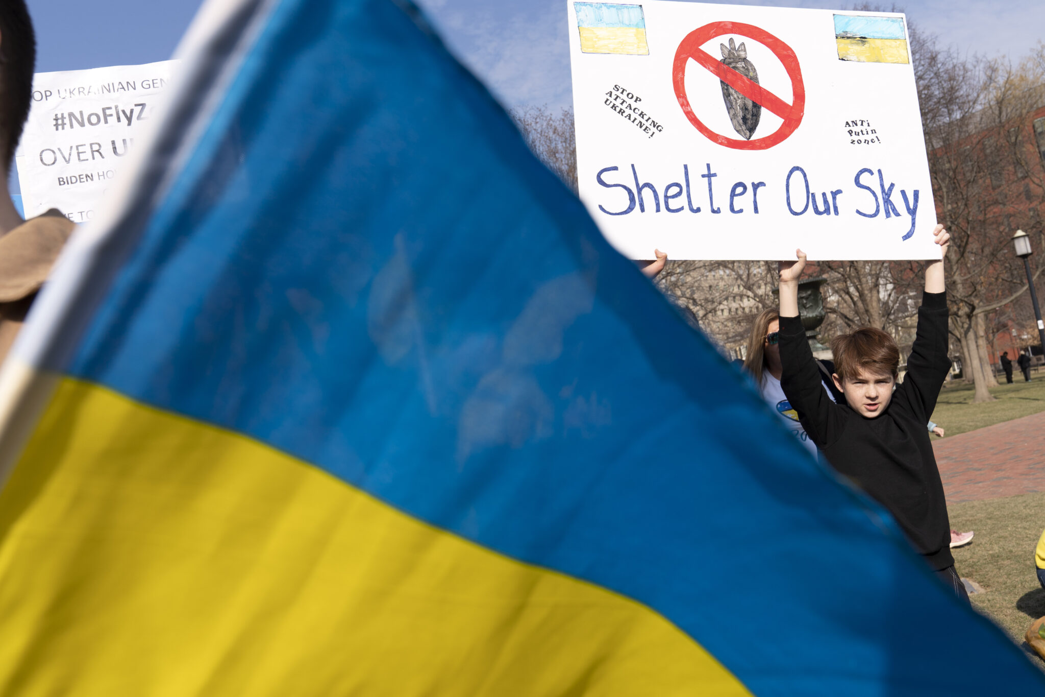 Ρωσικές δυνάμεις άνοιξαν πυρ σε Ουκρανούς διαδηλωτές – Πέντε τραυματίες (ΒΙΝΤΕΟ)