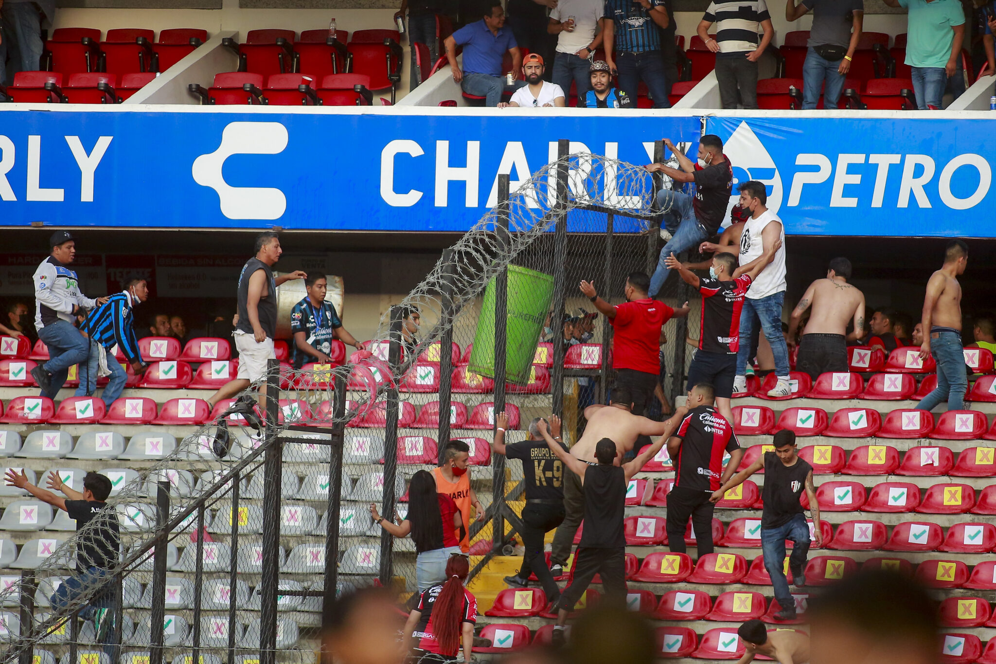 Αναφορές για τουλάχιστον 17 νεκρούς από τα επεισόδια σε αγώνα στο Μεξικό (VID)