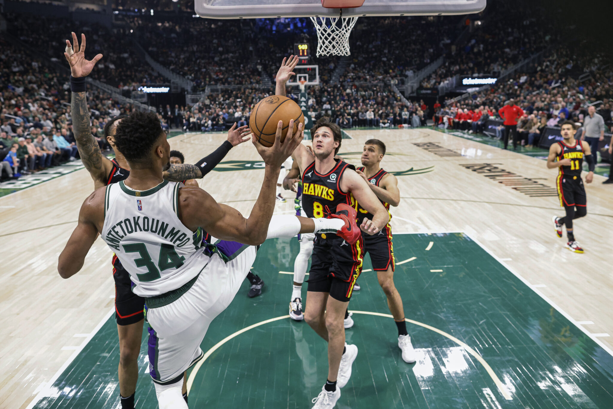 Η τρομερή εμφάνιση του Αντετοκούνμπο κόντρα στους Χοκς (ΒΙΝΤΕΟ)