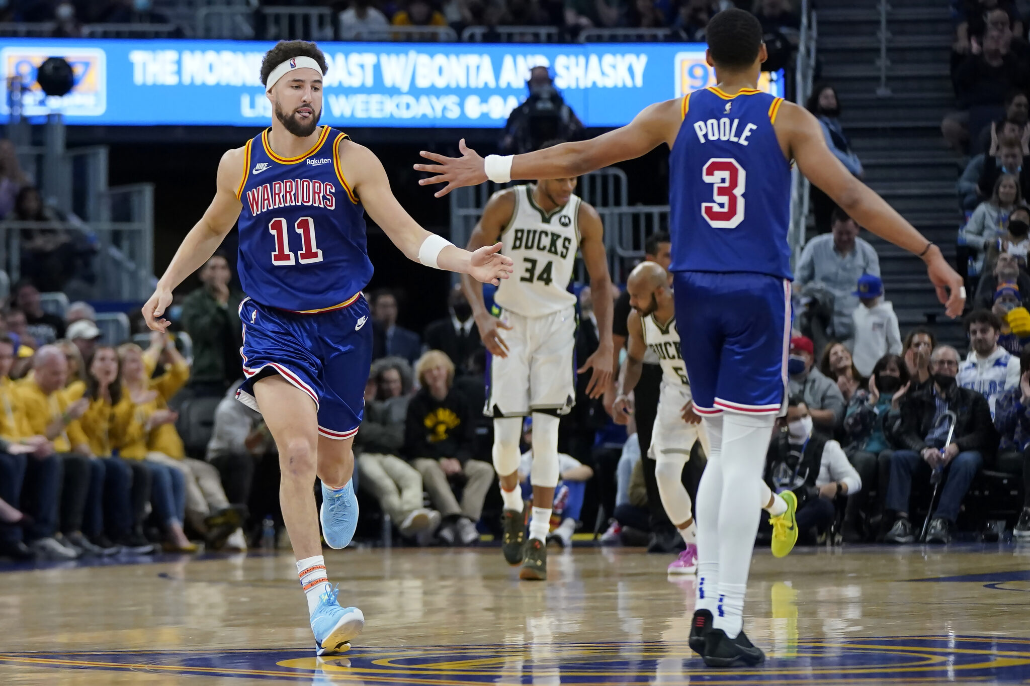 Απίστευτος Τόμπσον οδήγησε τους Γουόριορς στη νίκη επί των Μπακς