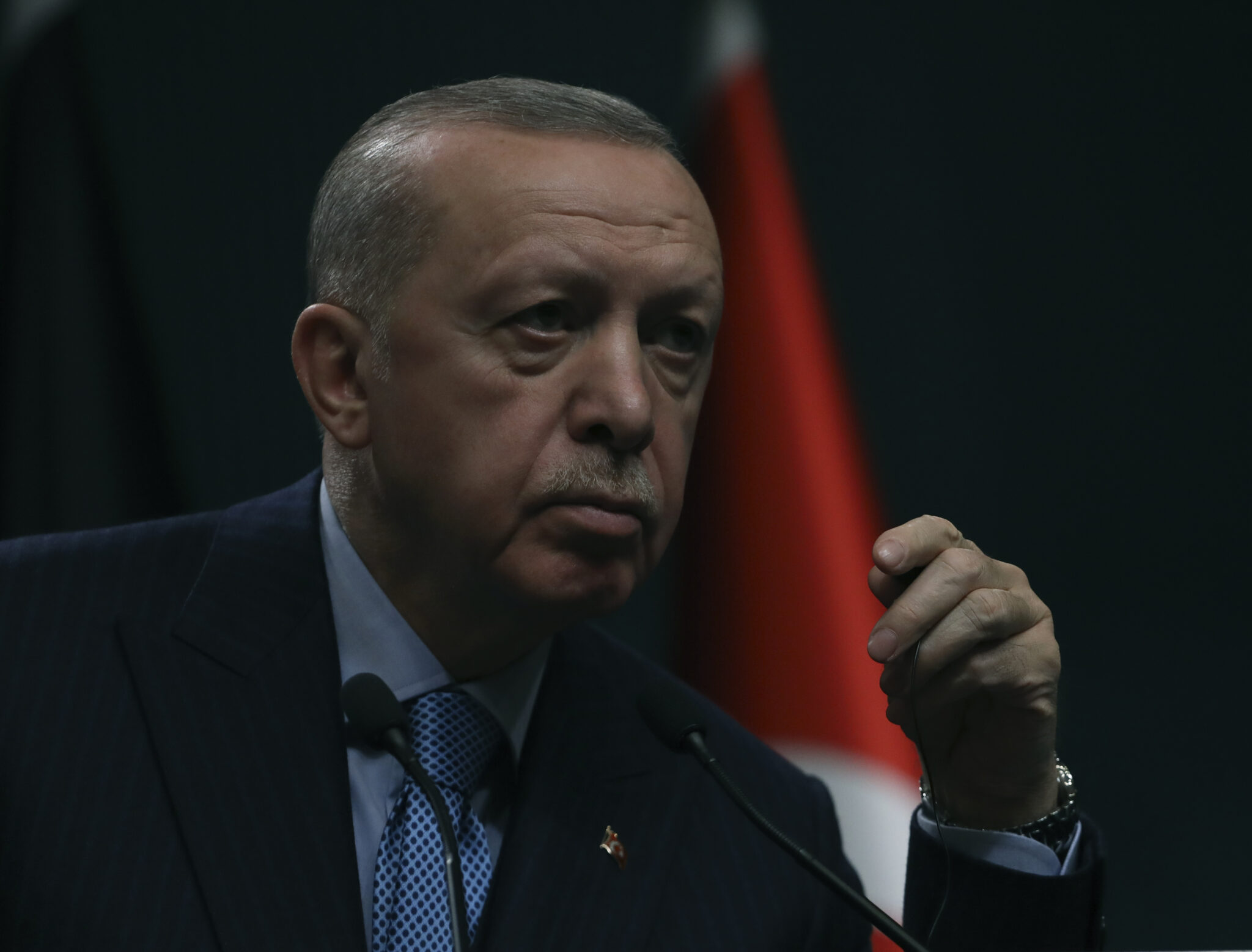 Τα σημάδια που "φούντωσαν" τις φήμες για την υγεία του Ερντογάν (BINTEO)