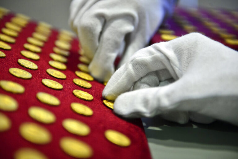 Χειροπέδες σε δυο γυναίκες: Βρήκαν στην κατοχή τους από χρυσαφικά μέχρι σφαίρες