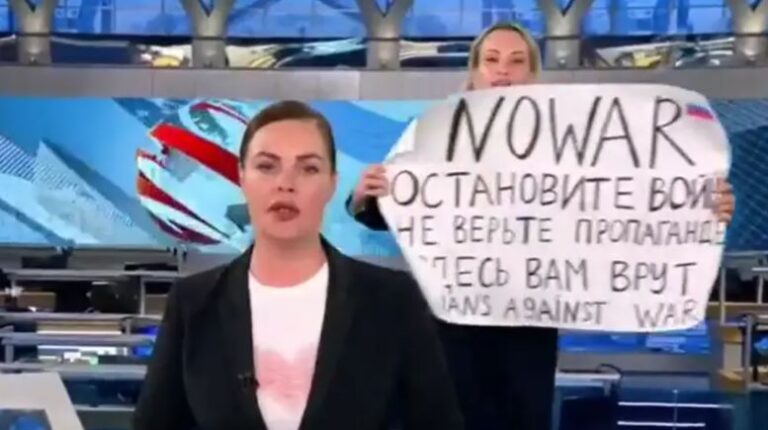 Διαδηλώτρια εισέβαλε στο στούντιο ρωσικού καναλιού (ΒΙΝΤΕΟ)