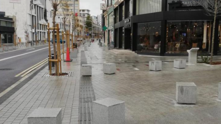 Μακαρίου: Η "ναρκοθέτηση" του πεζοδρομίου και η απάντηση του Δήμου Λευκωσίας