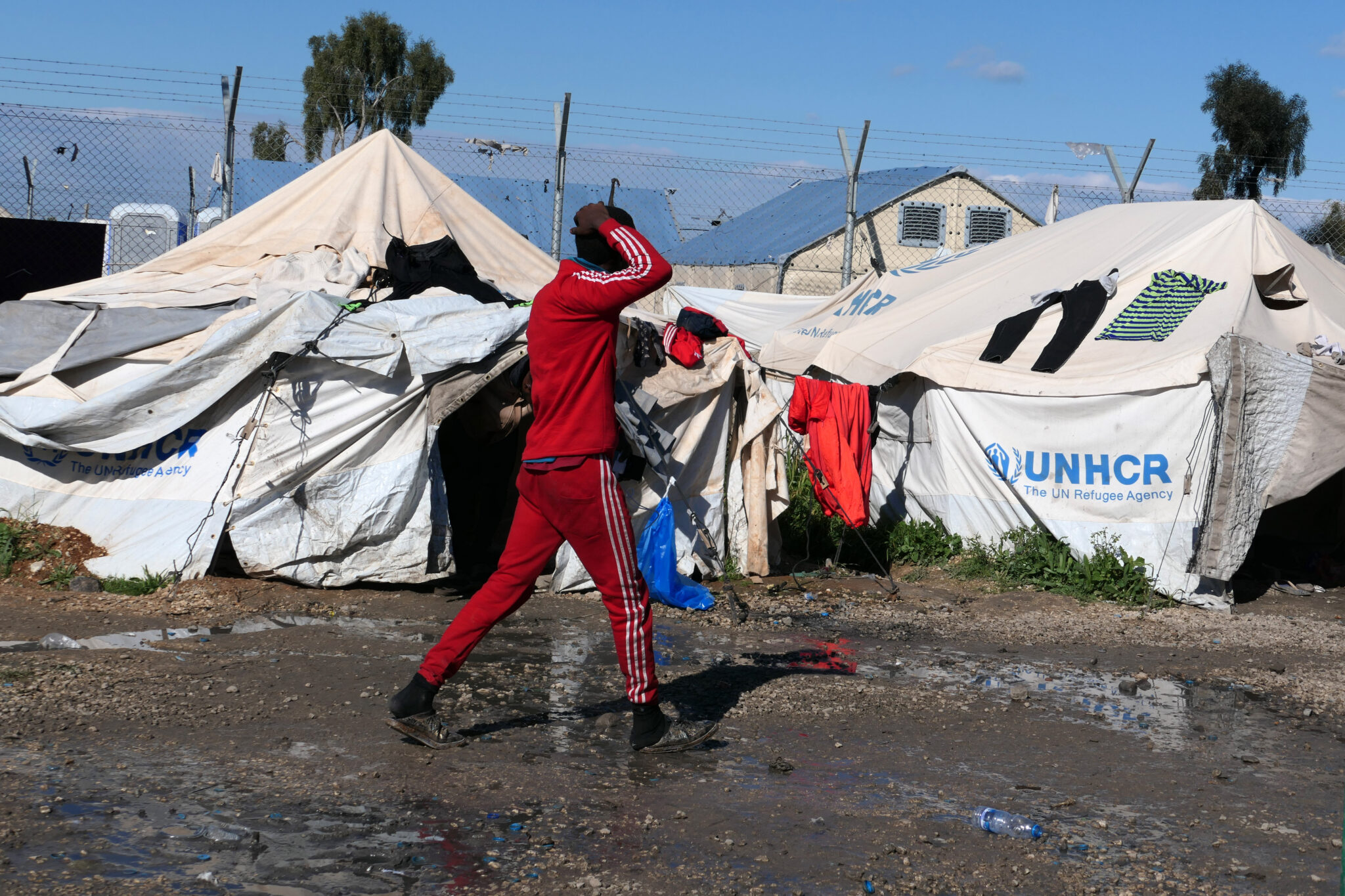 "Είμαι ανάπηρος, με κουβαλούν απ' τους ώμους για να πάω τουαλέτα και να φάω"