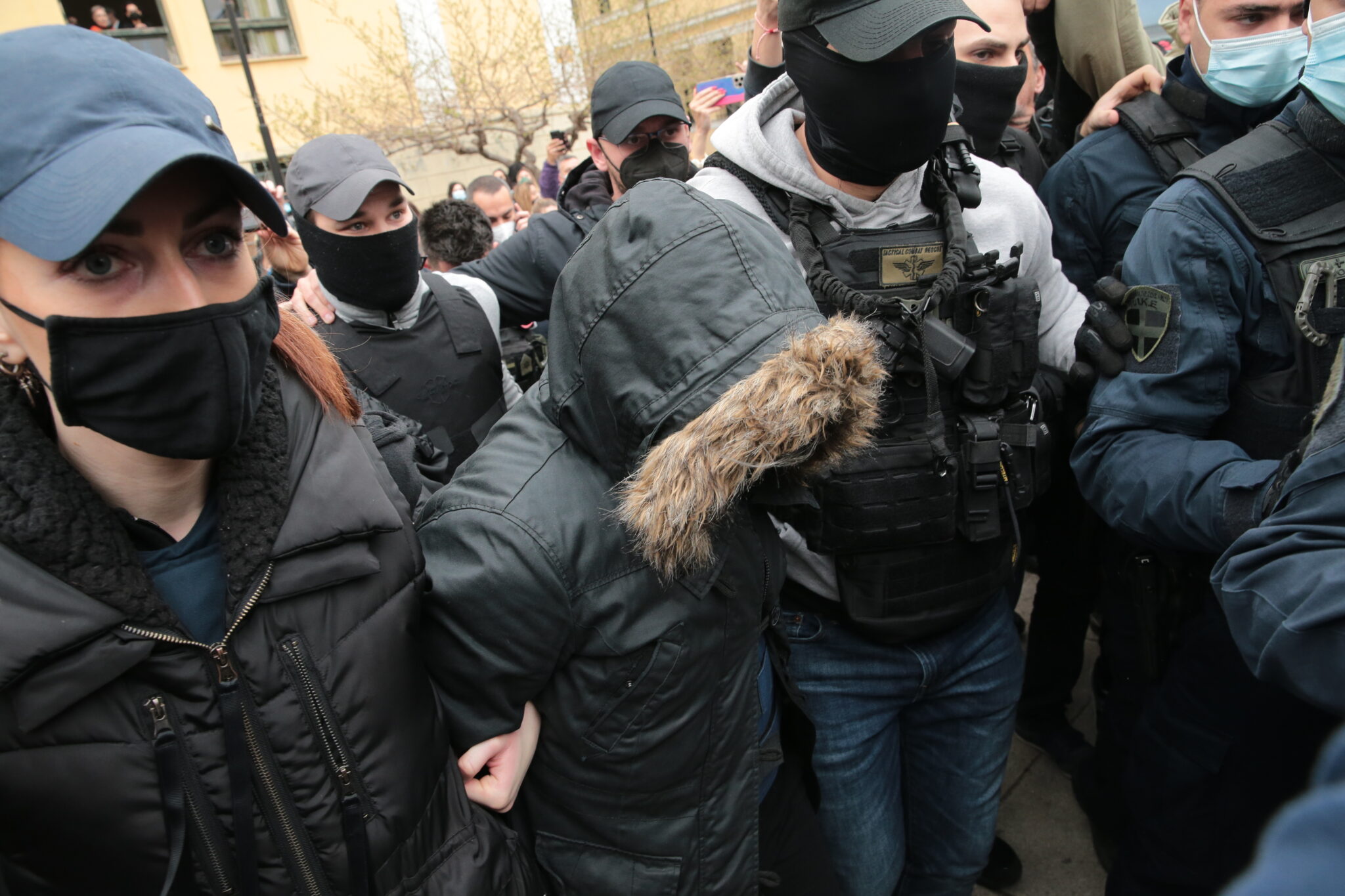 "Φόνισσα, ομολόγησε!": Εικόνες-σοκ κατά την προσαγωγή της Ρούλας στην ανακρίτρια