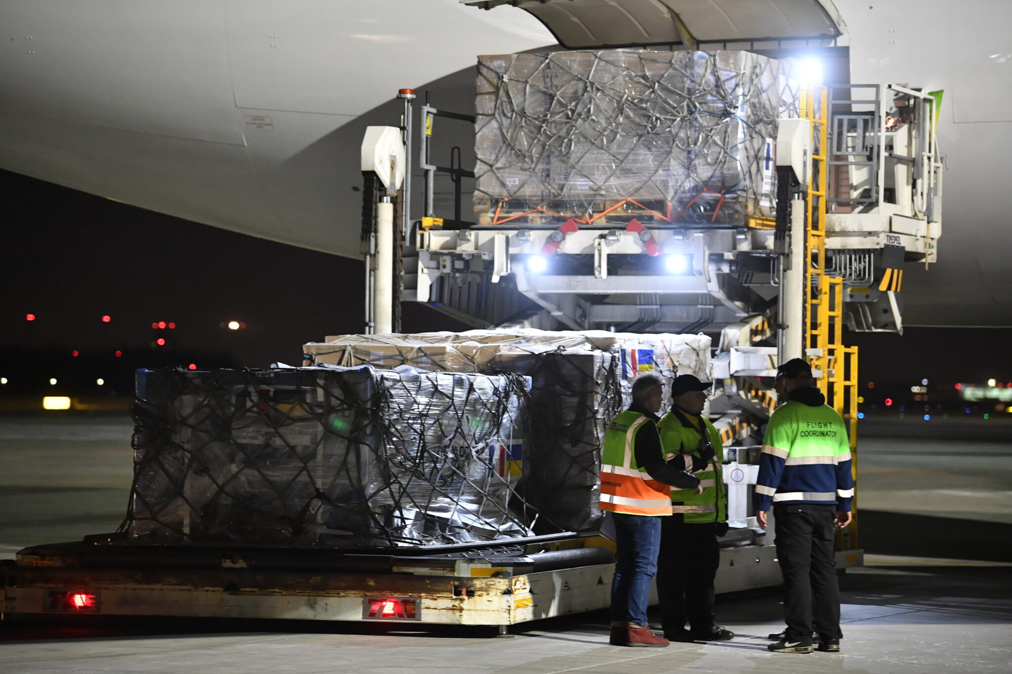 ΦΩΤΟ: 55 τόνους ανθρωπιστικής βοήθειας παρέδωσε η Γαλλία στην Ουκρανία