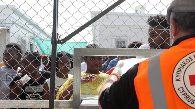 Μιχαηλίδου για "Πουρνάρα": Παιδιά κοιμούνται στο πάτωμα, άθλιες οι συνθήκες