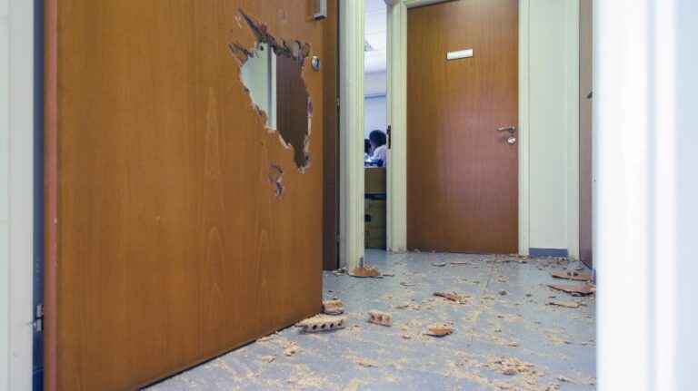 Νέα "επεισόδια" έξω από τα γραφεία των ΥΚΕ στη Λακατάμια