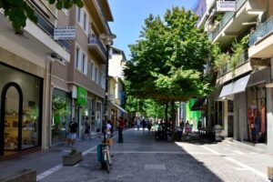 Άντρας κυκλοφορούσε γυμνός στο κέντρο και προκάλεσε αναστάτωση