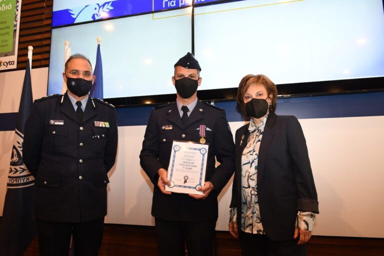 Αστυνομικοί εκτός υπηρεσίας έσωσαν ανθρώπινες ζωές (ΦΩΤΟ)