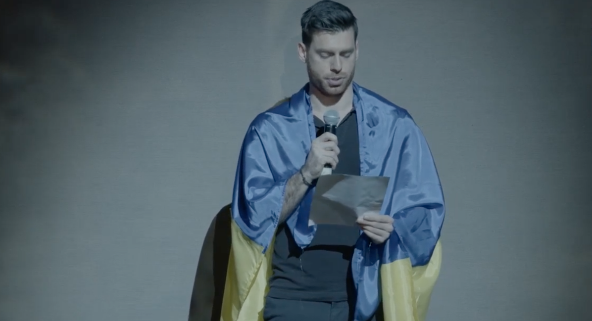 Ενταση στη Λυρική: Χορευτής εμφανίστηκε στη σκηνή με τη σημαία της Ουκρανίας