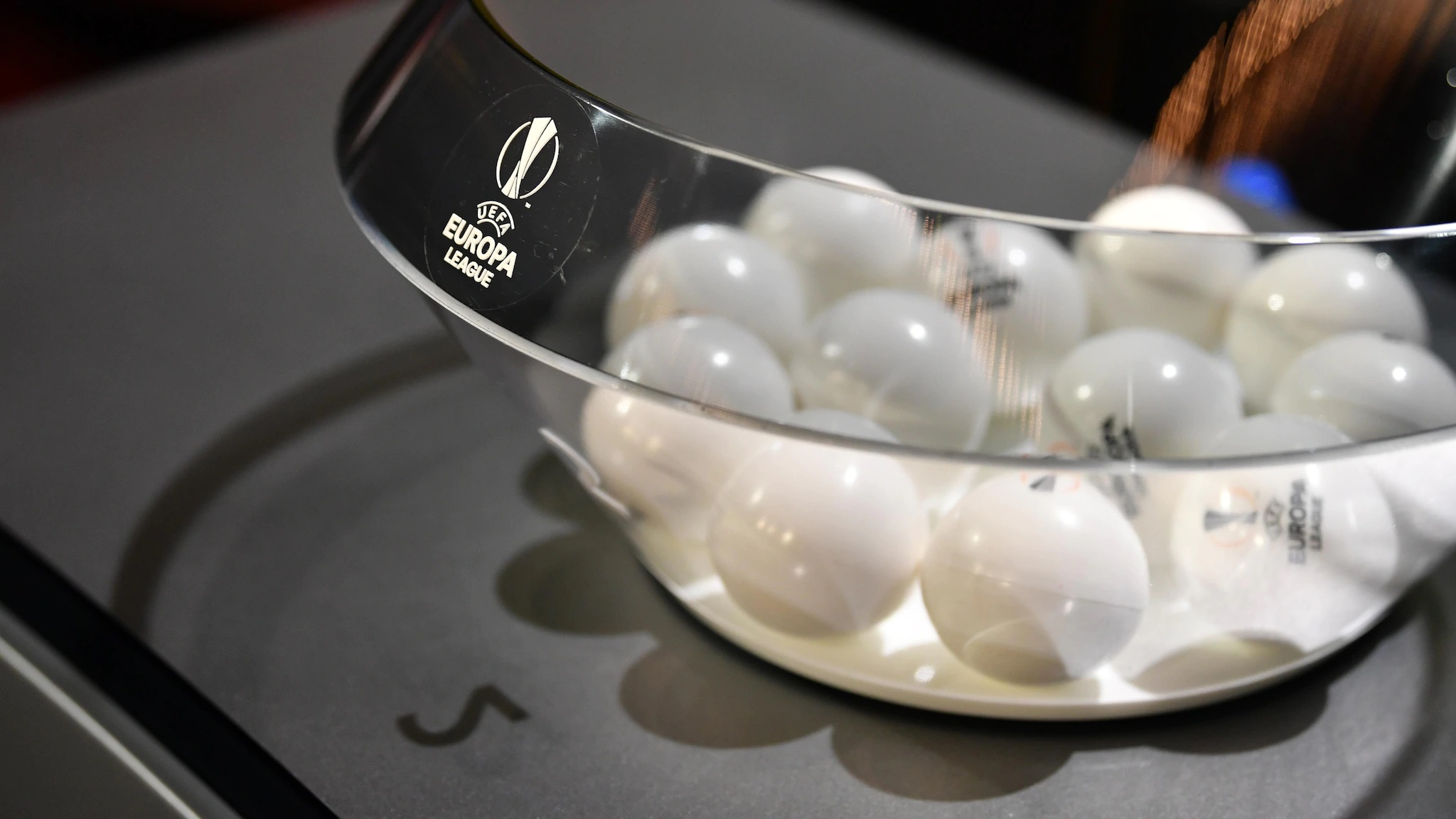 Europa League: Η Άιντραχτ στο… δρόμο της Μπαρσελόνα, τα ζευγάρια των «8»