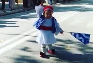 BINTEO: Ο μικρός εύζωνας που έκλεψε τις εντυπώσεις στη Ρόδο