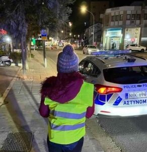 ΦΩΤΟ: Μοιράζουν φωσφορούχα γιλέκα σε χρήστες του οδικού δικτύου