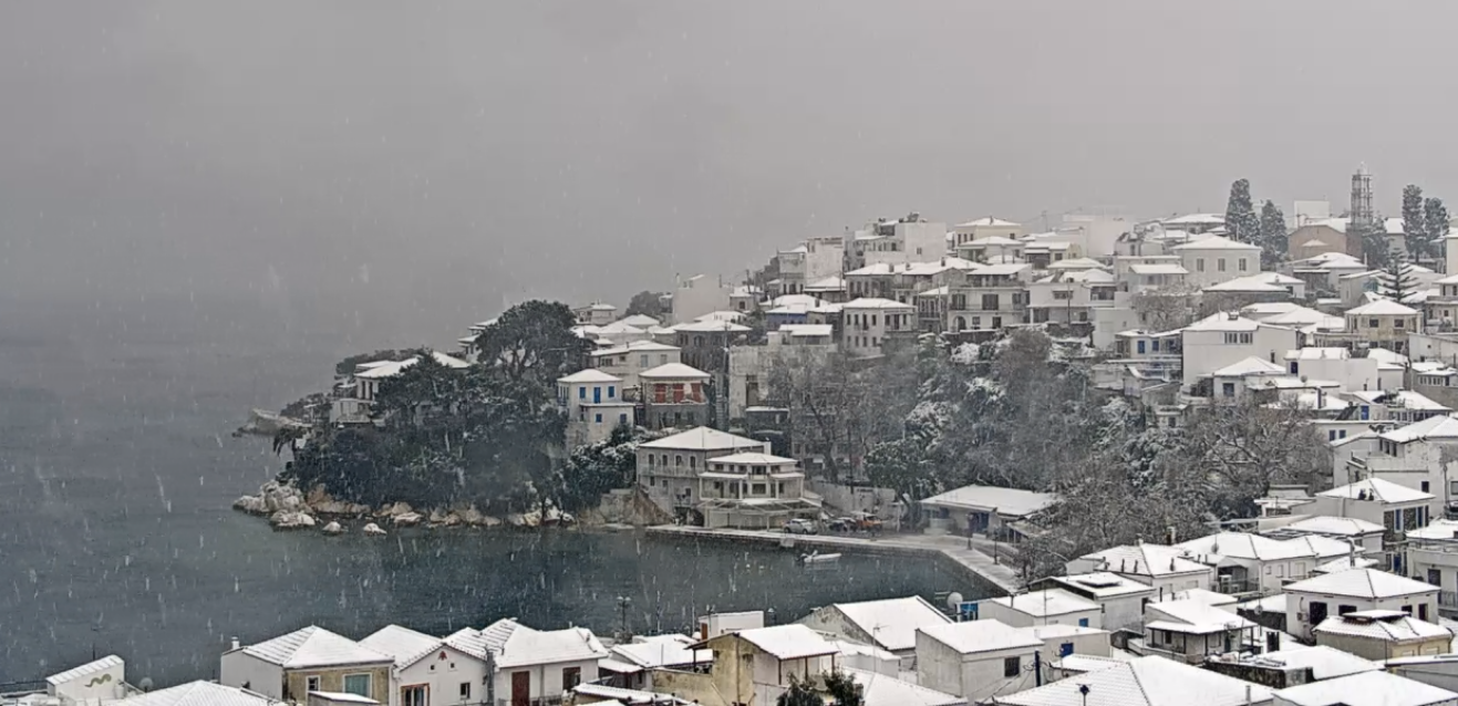 ΦΩΤΟ: Με πυκνή χιονόπτωση ξημέρωσε σήμερα η Σκιάθος