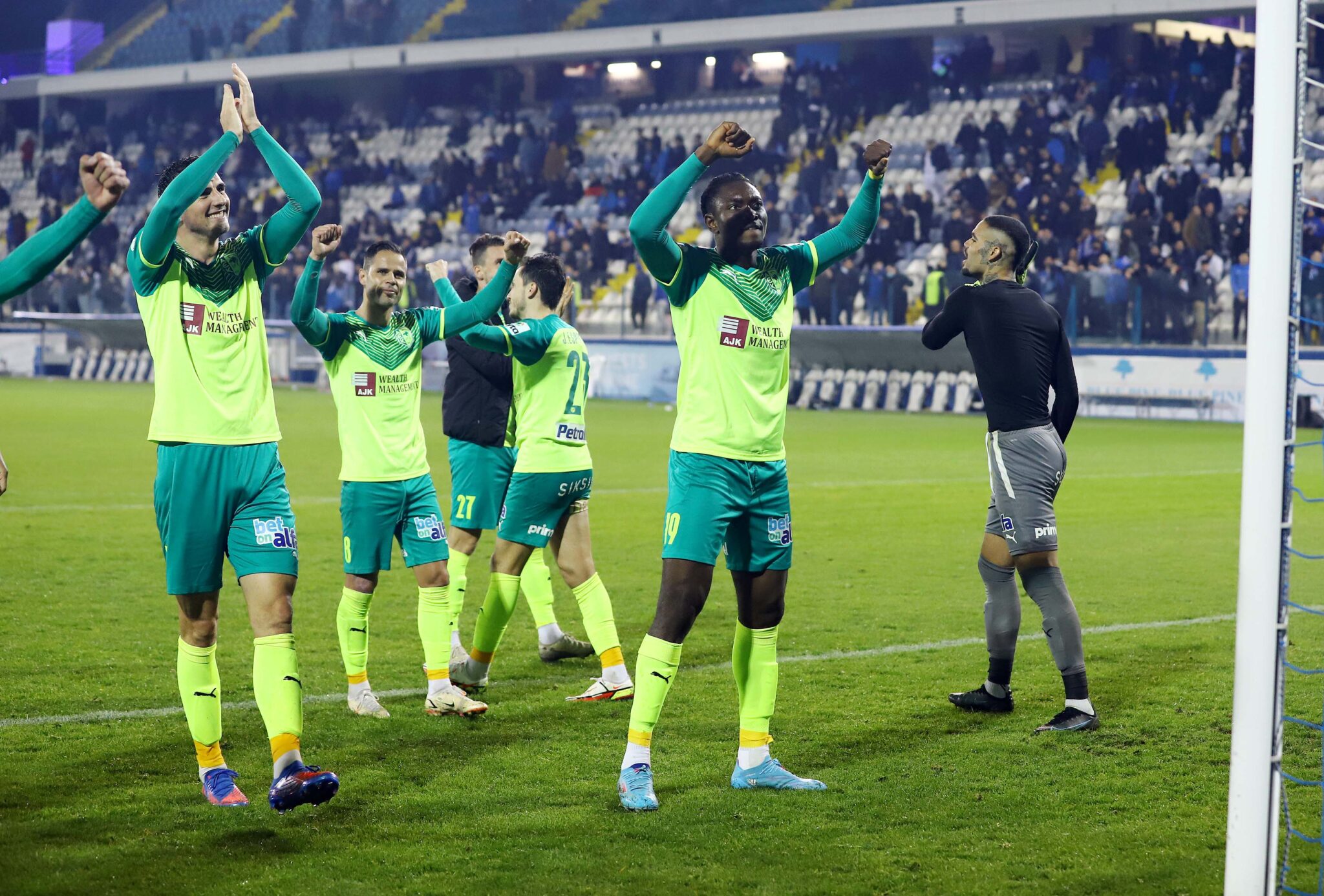 Μείωσε και… περιμένει η ΑΕΚ