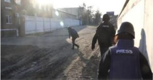 ΒΙΝΤΕΟ: Η στιγμή που δημοσιογράφοι δέχονται επίθεση από πυρά έξω από το Κίεβο